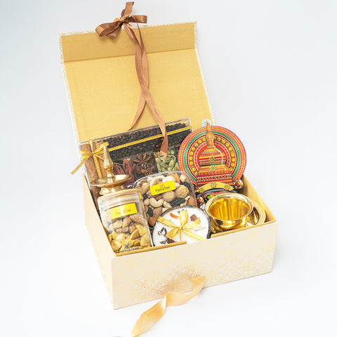 Premium Onam Celebration Hamper – Spices, Nilavilaku, Kathakali, Jaggery Chips & More