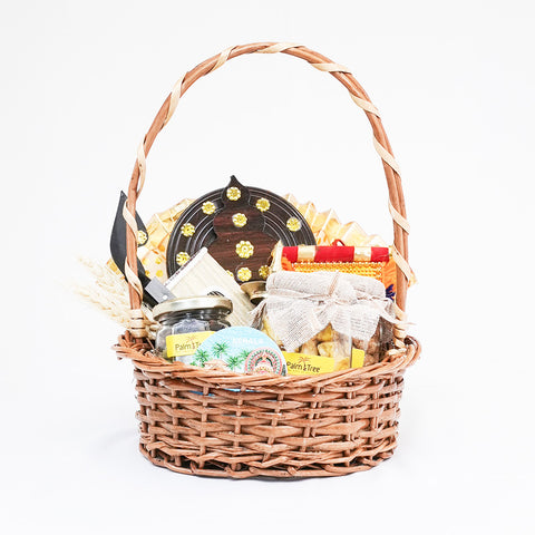 Kerala Onam Delight Hamper – Spices, Kathakali, Brass Vilaku & Traditional Gifts